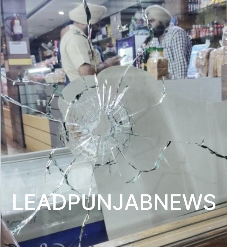 ЁЯУН*’40 рд▓рд╛рдЦ рджреЗ рджреЛ рдирд╣реАрдВ рддреЛ…, рдЕрдореГрддрд╕рд░ рдореЗрдВ рдмреЗрдХрд░реА рдорд╛рд▓рд┐рдХ рд╕реЗ рдорд╛рдВрдЧреА рд░рдВрдЧрджрд╛рд░реА; рджреБрдХрд╛рди рдХреЗ рдмрд╛рд╣рд░ рдлрд╛рдпрд░рд┐рдВрдЧ*ЁЯУН