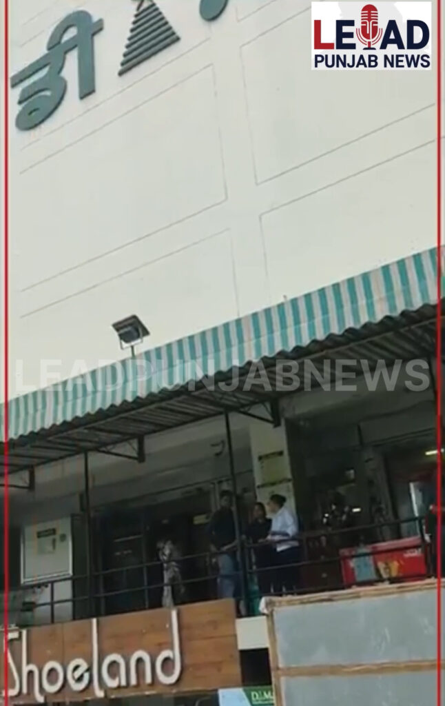 ЁЯУН*рдЬрд╛рд▓рдВрдзрд░ DMart рдХрд╛ рдорд╛рд╣реМрд▓ рджреЗрдЦрд┐рдП, рдореЙрд▓ рдХреЗ рдЕрдВрджрд░ рд╕рдм рдХреБрдЫ рдмрдВрдж рдерд╛, рдЕрдЧрд░ рд╕реАрд╕реАрдЯреАрд╡реА рди рд╣реЛрддрд╛ рддреЛ рдХреЛрдИ рдпрдХреАрди рдирд╣реАрдВ рдХрд░рддрд╛ред*ЁЯУН